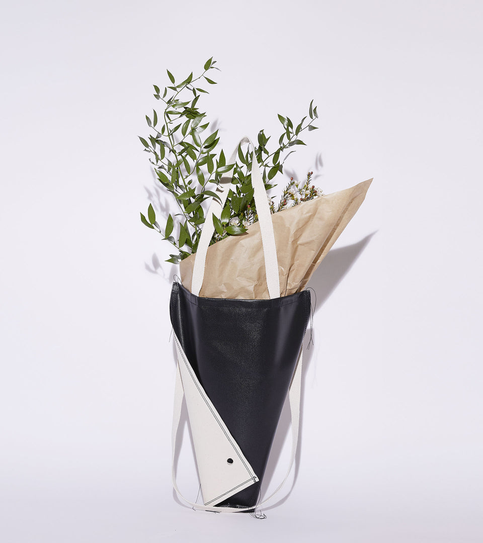 Mono navy flower tote