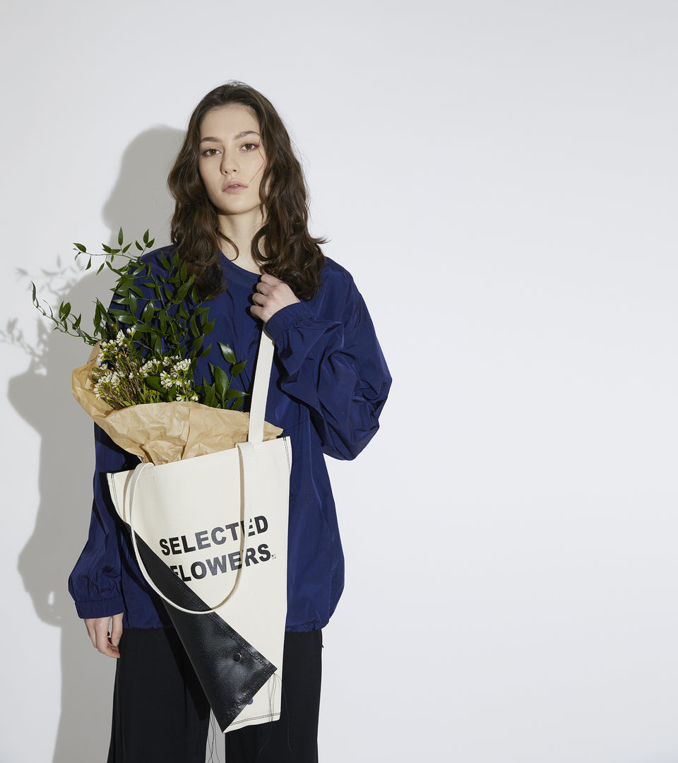 Mono navy flower tote